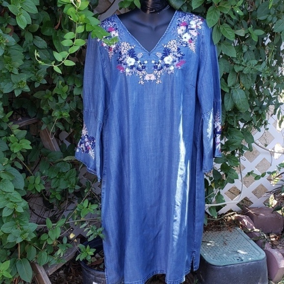 FLORAL-EMBROIDERED DENIM DRESS‎ - Picture 3 of 3